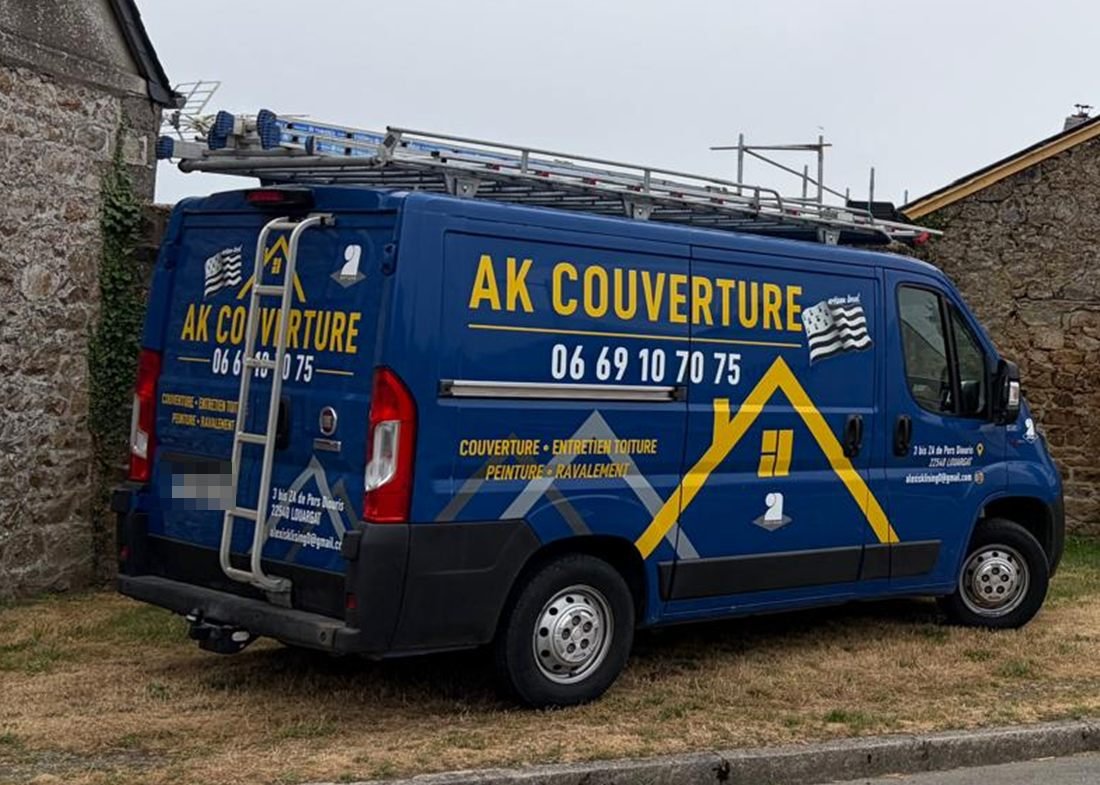 Le fourgon d’AK Couverture, bleu et jaune, chargé d’échelles sur sa galerie de toit