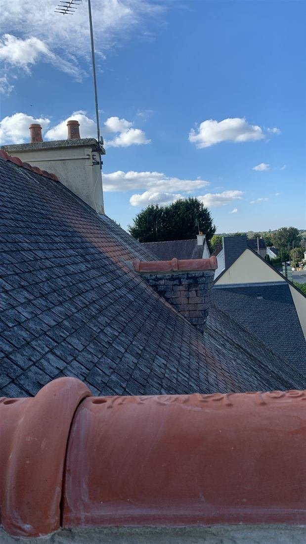 Faîtage neuf vu depuis le toit, au-dessus des ardoises