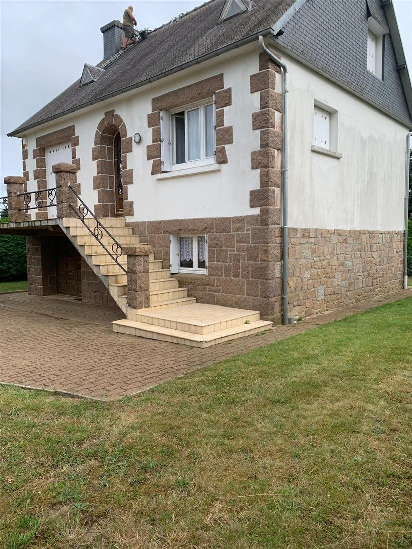 Maison bretonne aux encadrements de pierre après ravalement de la façade